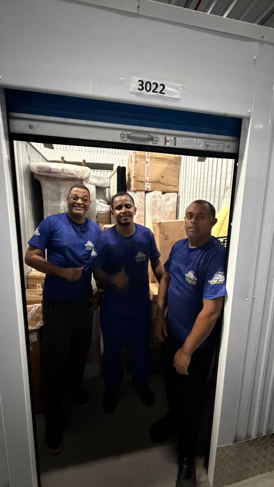 Profissionais da equipe Rocha no local da mudança