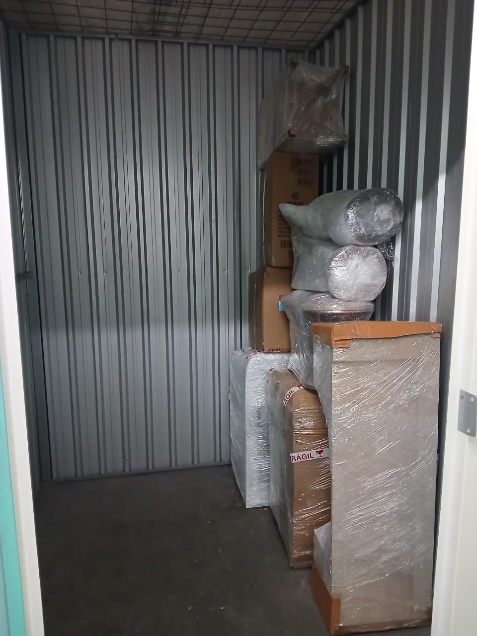 Móveis embalados dentro do caminhão