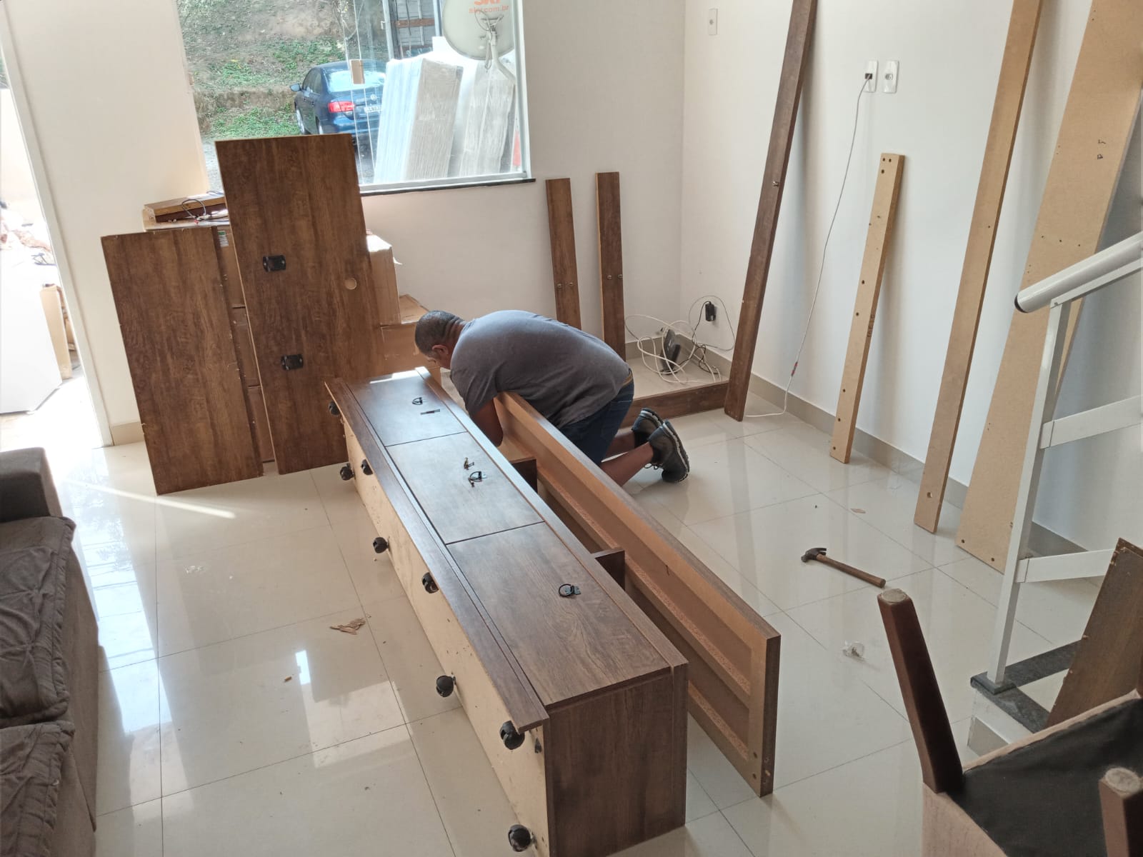 Profissional montando móvel durante a mudança