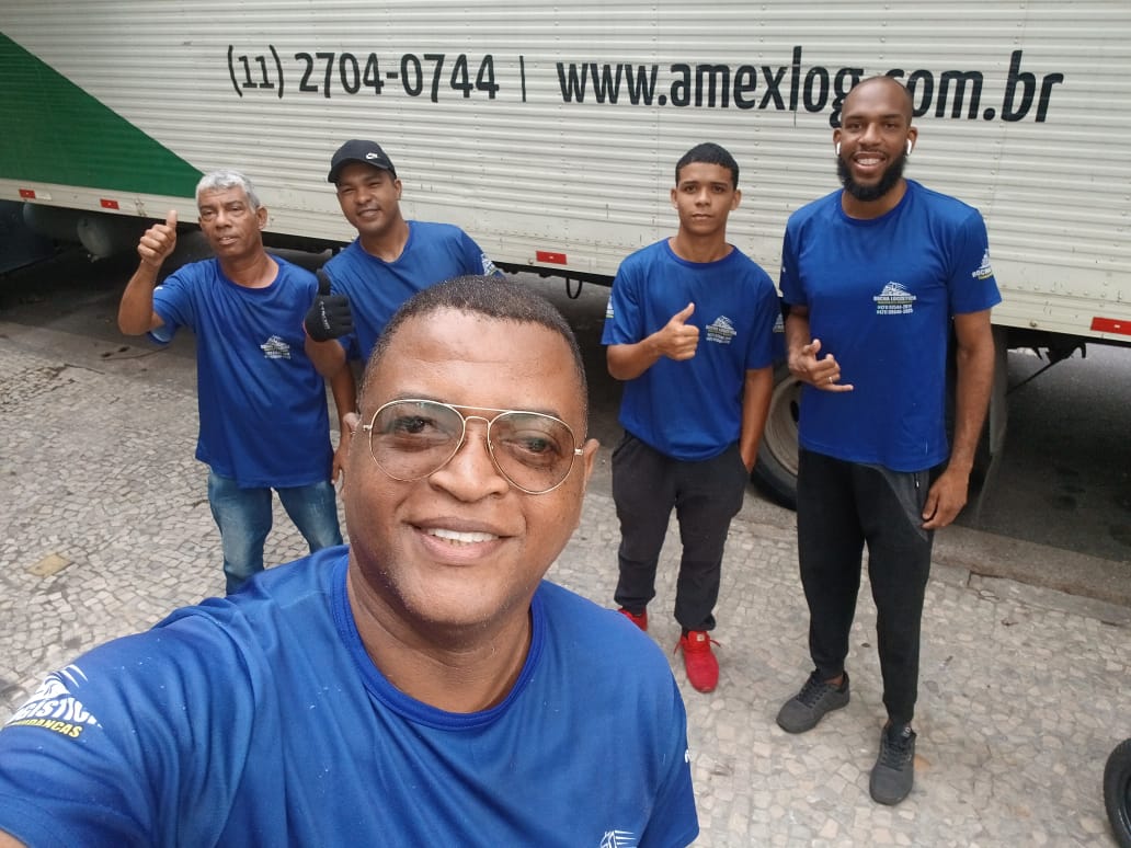 Equipe Rocha reunida diante do caminhão